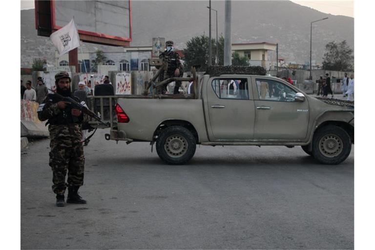 Ein Mitglied der Taliban steht in Kabul Wache. Bei einem Bombenanschlag in der afghanischen Hauptstadt wurden nahe einer Trauerfeier für die Mutter eines hochrangigen Taliban-Funktionärs mehrere Zivilisten getötet. Foto: Saifurahman Safi/XinHua/dpa