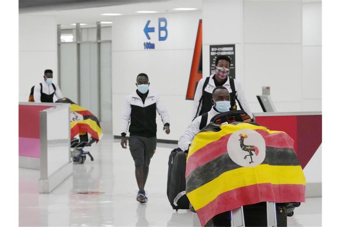 Erster Corona-Fall unter ausländischen Olympioniken in Japan Ein Mitglied des Olympia-Teams aus Uganda wurde bei seiner Ankunft positiv auf das Coronavirus getestet. Foto: -/kyodo/dpa