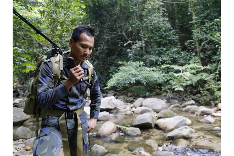 Ein Mitglied des Rettungsteams während der Such- und Rettungsaktion für das vermisste Mädchen. Foto: Lai Seng Sin/AP