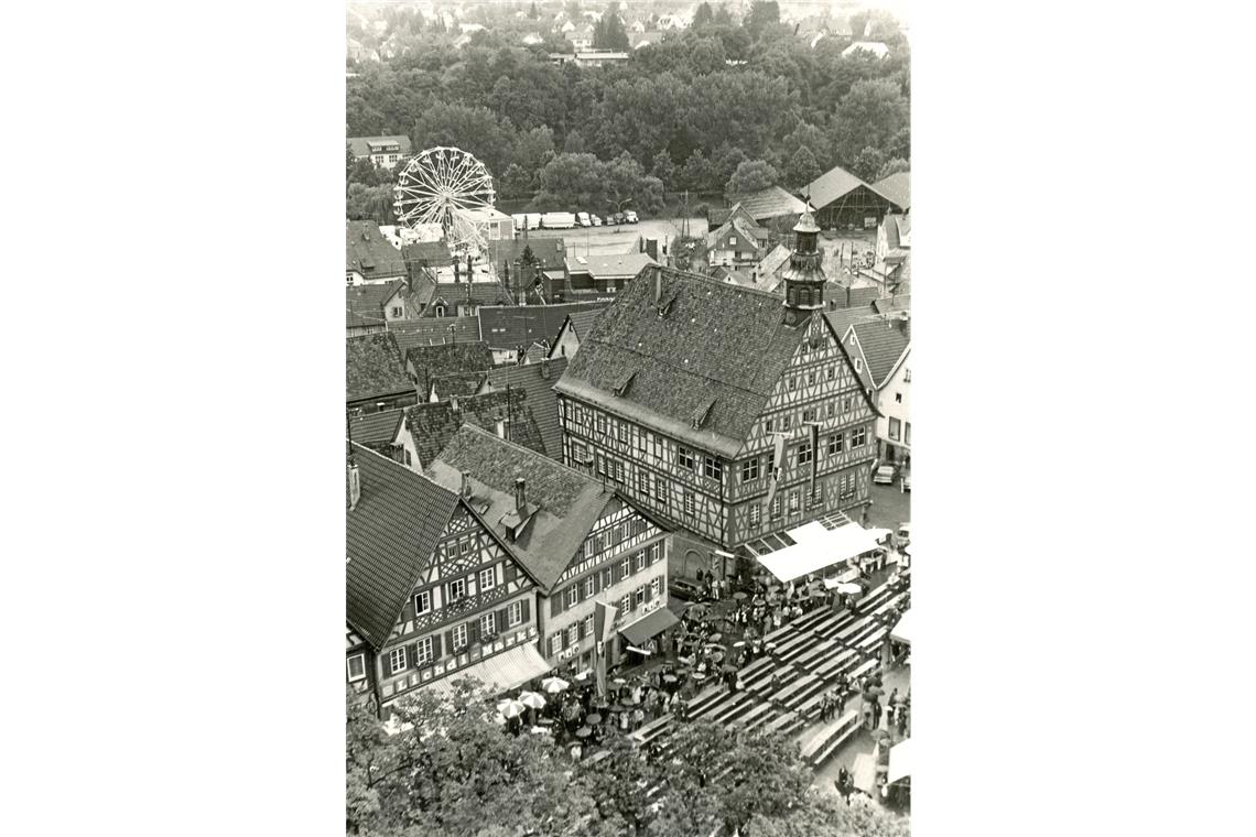 Böllerschüsse am Samstag, Riesenrad im Graben Ein mittlerweile ungewohnter Anblick: Das 40 Meter hohe Riesenrad drehte 1971 im Graben seine Runden. Dort und noch nicht auf der Bleichwiese war damals der Rummel beheimatet.