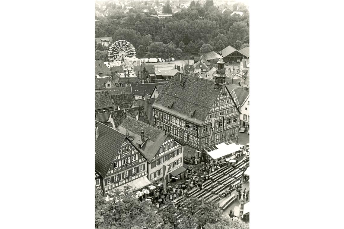 Ein mittlerweile ungewohnter Anblick: Das 40 Meter hohe Riesenrad drehte 1971 im Graben seine Runden. Dort und noch nicht auf der Bleichwiese war damals der Rummel beheimatet.