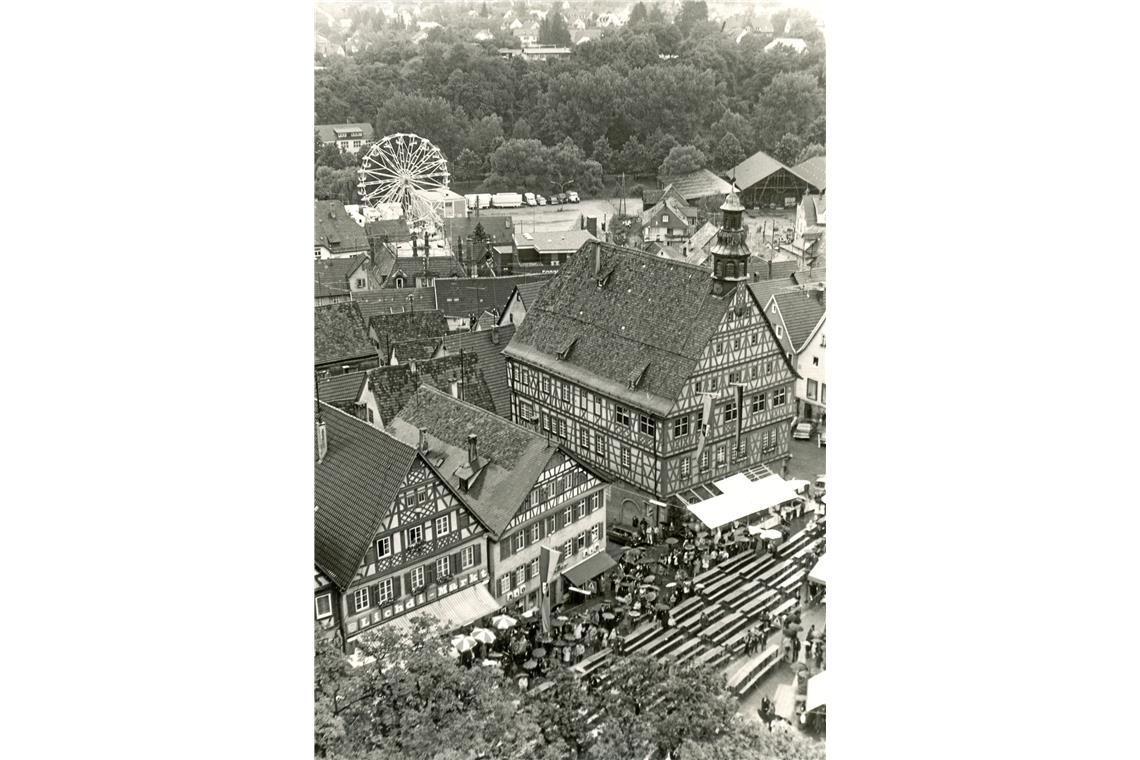 Ein mittlerweile ungewohnter Anblick: Das 40 Meter hohe Riesenrad drehte 1971 im...