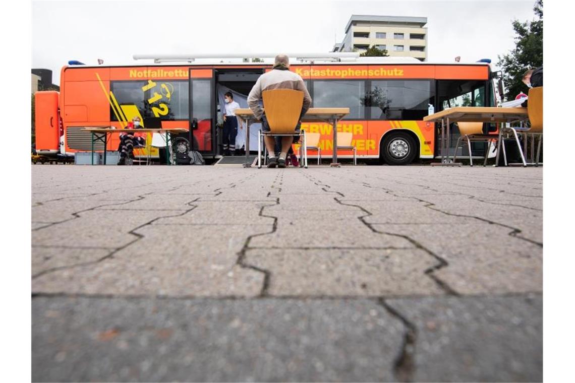 Ein mobiler Impfbus steht auf einem Supermarktparkplatz in der Region Hannover. Foto: Julian Stratenschulte/dpa