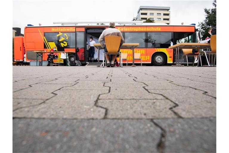 Ein mobiler Impfbus steht auf einem Supermarktparkplatz in der Region Hannover. Foto: Julian Stratenschulte/dpa