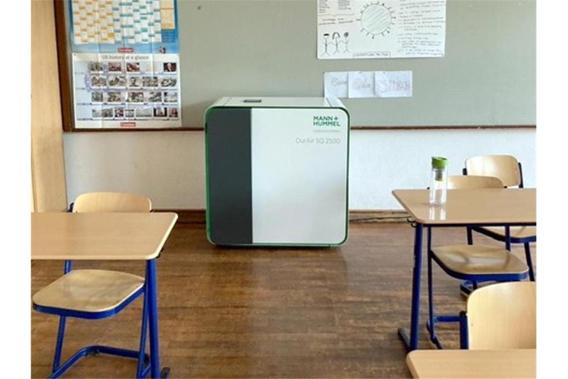 Ein mobiles Luftfiltergerät steht in einem Klassenzimmer. Foto: Henning Otte/dpa/Archivbild