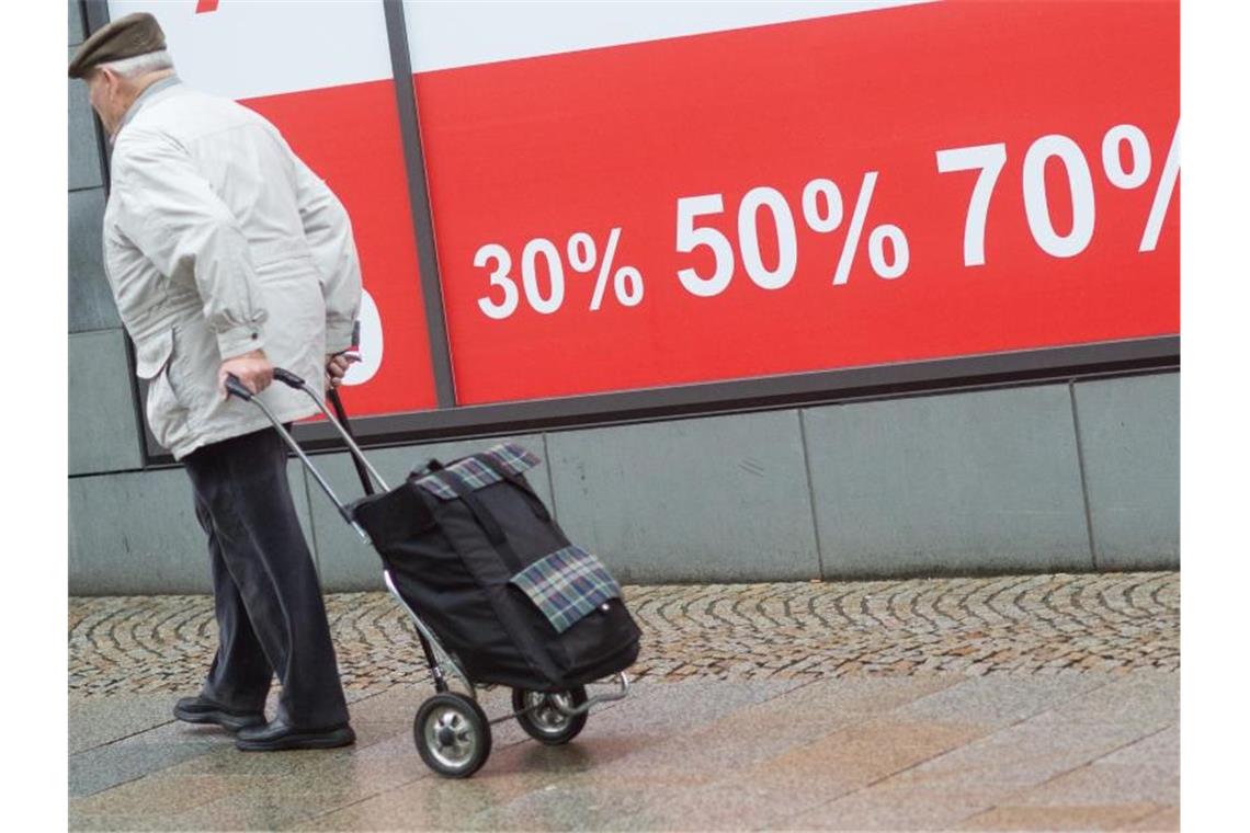 Warenhauskonzern: „Rabattaktionen wie nie“ Ein Modefachgeschäft lockt mit Rabattaktionen. Foto: Julian Stratenschulte/dpa/Symbolbild