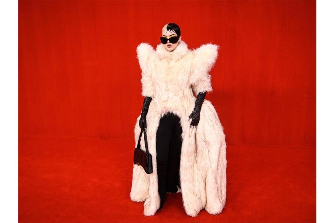 Hip wie noch nie: Fashion-Ikone Balenciaga Ein Model präsentiert eine Kreation der Frühjahrs-und Sommer 2022 Ready-to-wear Kollektion von Balenciaga während der Pariser Modewoche. Foto: Christophe Archambault/AFP/dpa