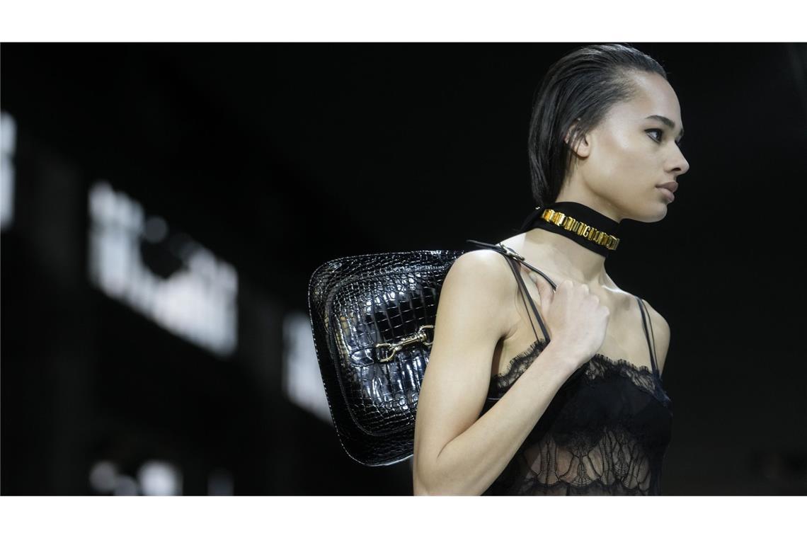 EU-Entscheid: Millionenstrafe für Gucci, Chloé und Loewe Ein Model trägt eine Kreation aus der Herbst-Winter-Kollektion 2024-25 von Gucci während der Mailänder Modewoche. (Archivbild)