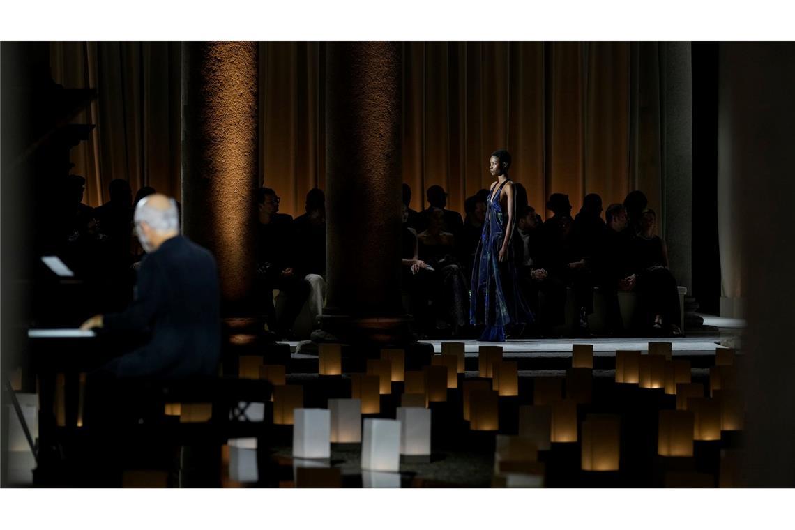 Ein Model trägt im Rahmen der Mailänder Modewoche eine Kreation von Giorgio Armani aus der Kollektion Frühjahr/Sommer 2026.