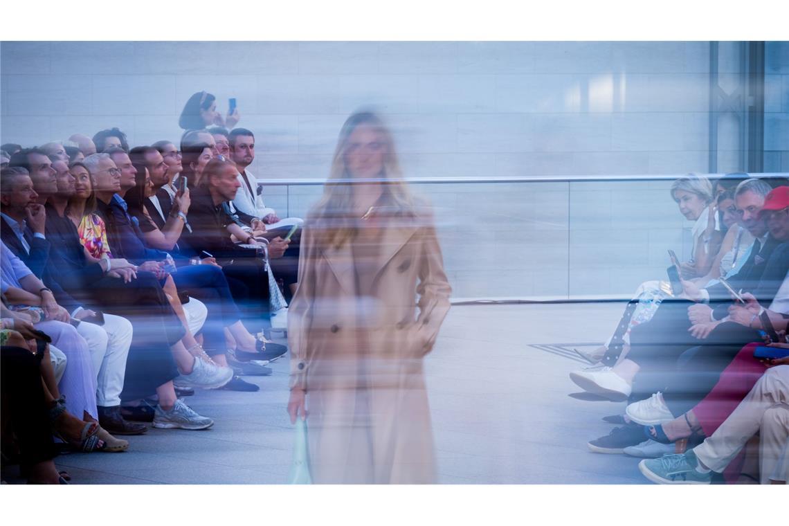 Ein Model zeigt bei der Show "A quiet Rebellion" Kreationen des Labels Marc Cain im Pei-Bau des Deutschen Historischen Museums im Rahmen der Berlin Fashion Week.