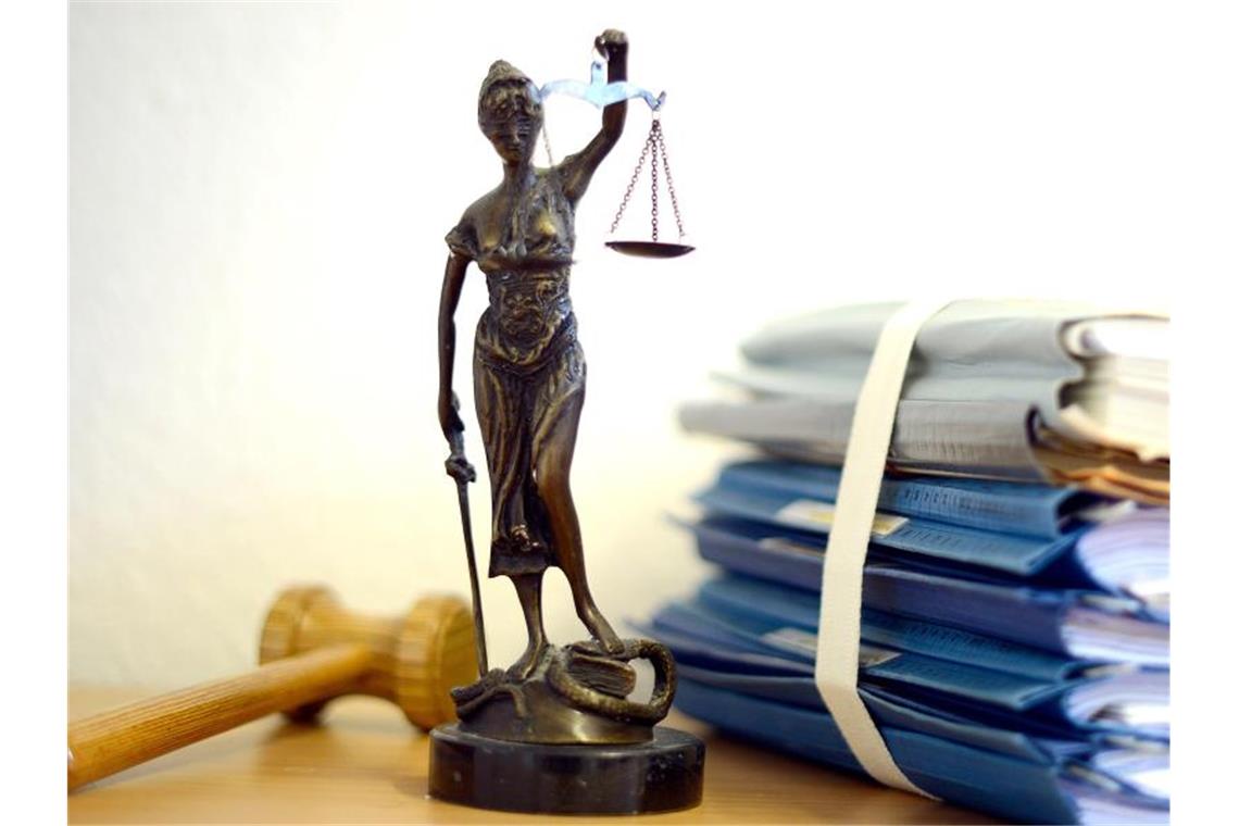 Haftstrafe für Randalierer nach Stuttgarter Krawallnacht Ein Modell der Justitia steht auf einem Tisch. Foto: Volker Hartmann/dpa/Symbolbild