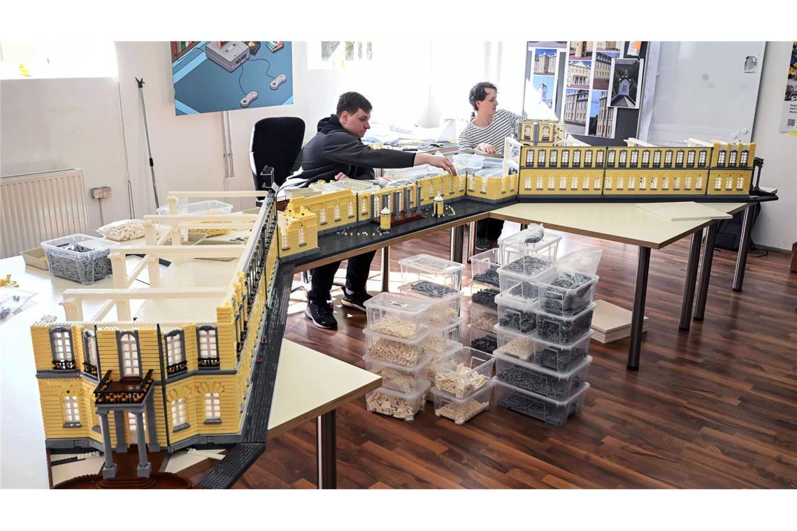 Ein Modell des Karlsruher Schloss wird derzeit im Maßstab 1:34 aus Klemmbausteinen nachgebaut.