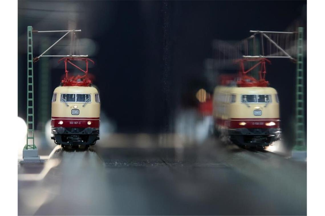 Ein Modell einer Lokomotive der Deutschen Bahn der Baureihe 103 steht am Stand von Märklin. Foto: Daniel Karmann/dpa/Symbolbild
