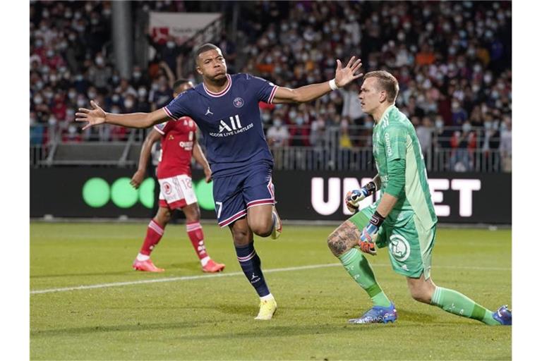 Ein möglicher Wechsel von Kylian Mbappé (M.) steht noch im Raum. Foto: Daniel Cole/AP/dpa