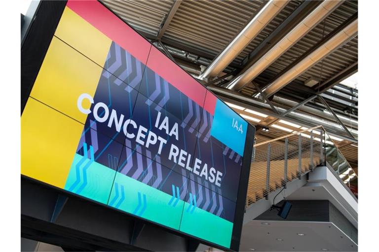 Ein Monitor auf dem Gelände der Messe München während einer Pressekonferenz zur Vorstellung des Konzeptes für die Internationale Automobilausstellung (IAA) 2021 zu sehen. Foto: Sven Hoppe/dpa