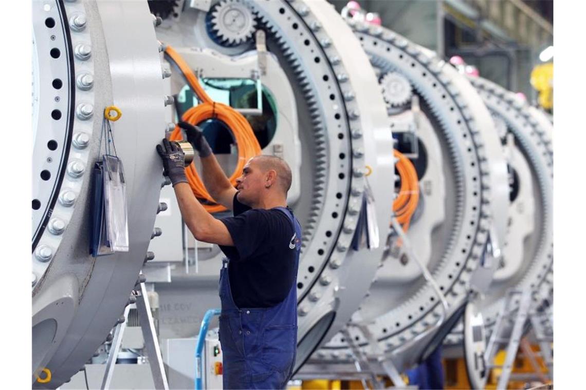 Deutsche Unternehmen noch skeptischer Ein Monteur arbeitet an Naben für Windkraftanlagen. „Die deutsche Konjunktur flaut weiter ab“, berichtet Ifo-Präsident Clemens Fuest. Foto: Jens Büttner