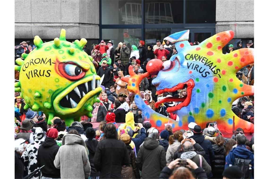 Ein Motivwagen zum Coronavirus zieht im Februar dieses Jahres beim Rosenmontagszug in Düsseldorf über die Strecke. Foto: Federico Gambarini/dpa