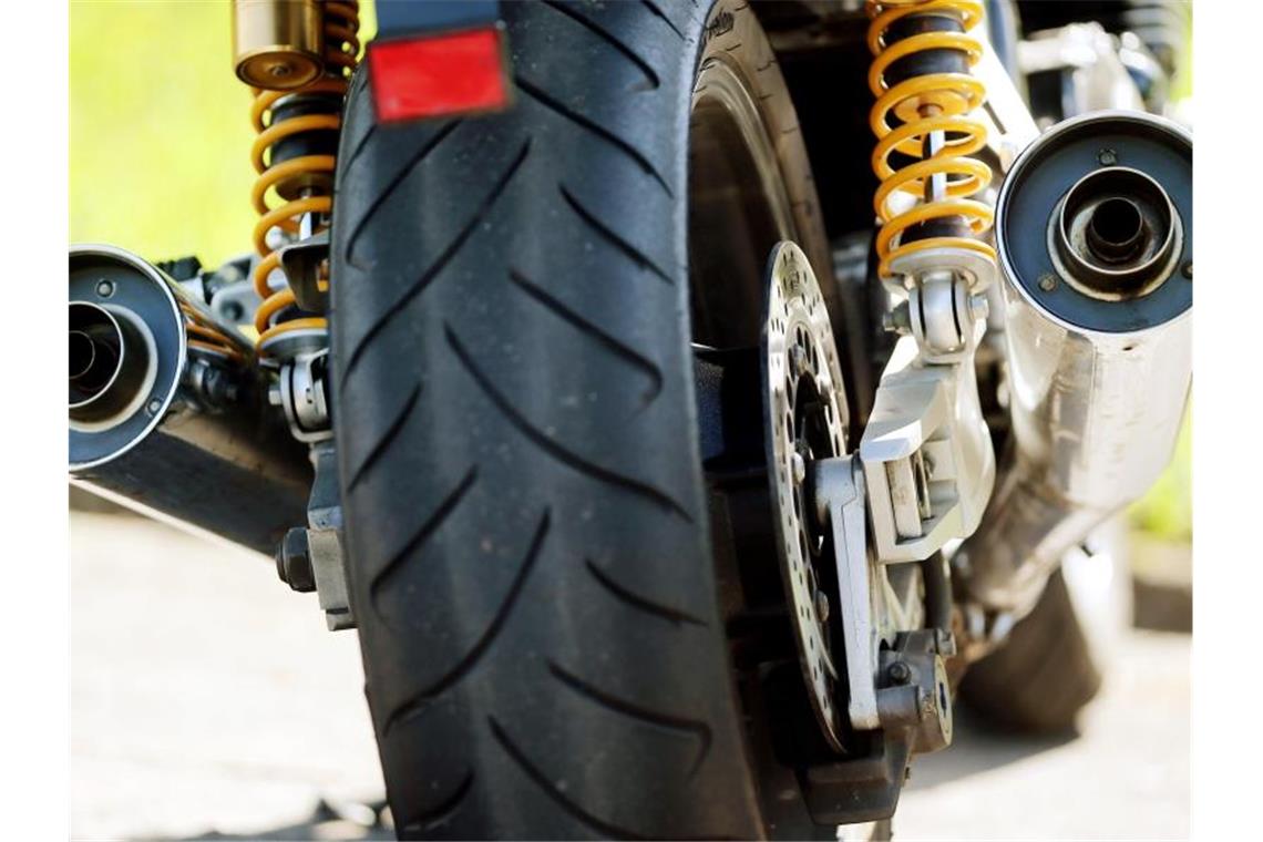 Fahrspaß contra Erholung: Motorradlärm im Fokus Ein Motorrad-Auspuff. Foto: Oliver Berg/dpa/Archivbild