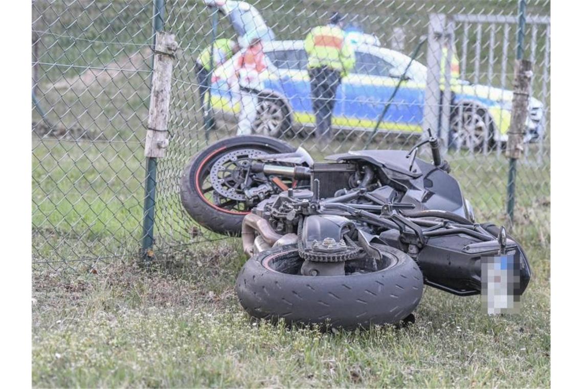 Ein Motorrad liegt nach einem Unfall auf dem Boden. Foto: Jason Tschepljakow/Ostalb Network/dpa