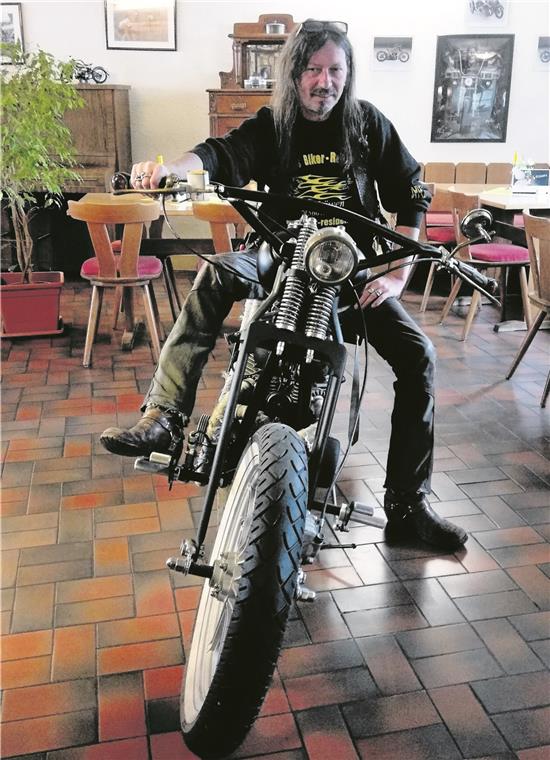 Schwere Maschinen – und ein Sarg im Keller Ein Motorrad steht im Gastraum: Wirt Edgar Weiher ist selbst leidenschaftlicher Biker. Foto: I. Knack
