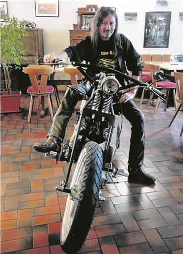 Ein Motorrad steht im Gastraum: Wirt Edgar Weiher ist selbst leidenschaftlicher Biker. Foto: I. Knack