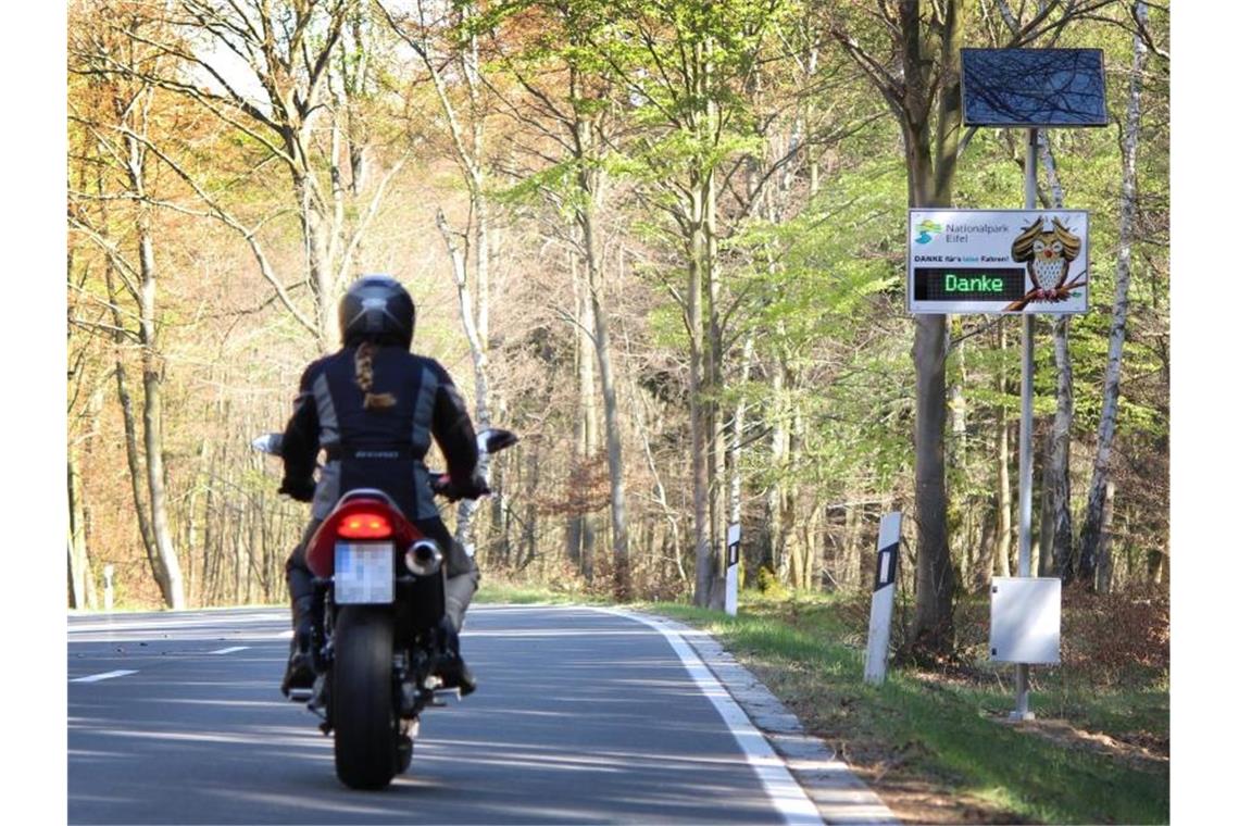 Ein Motorradfahrer fährt an einer Geschwindigkeitsanzeige vorbei. Foto: Martin Weisberger/Archivbild