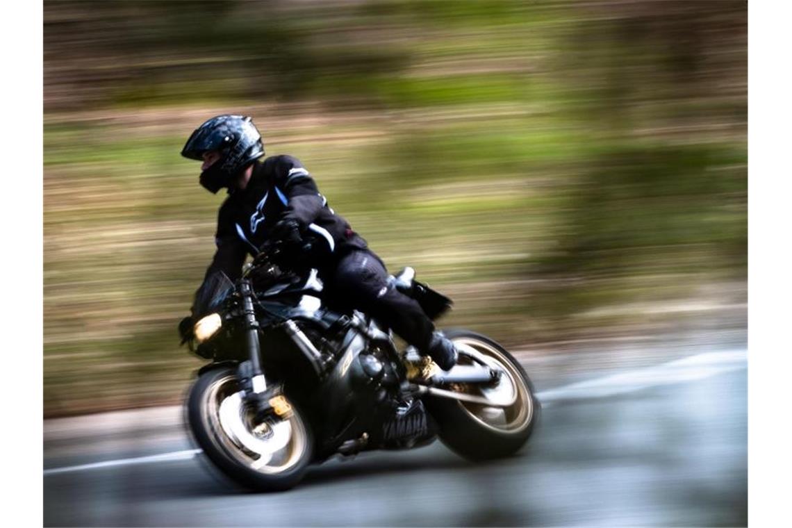 Ein Motorradfahrer fährt auf einer Landstraße. Foto: Peter Steffen/dpa/Archivbild