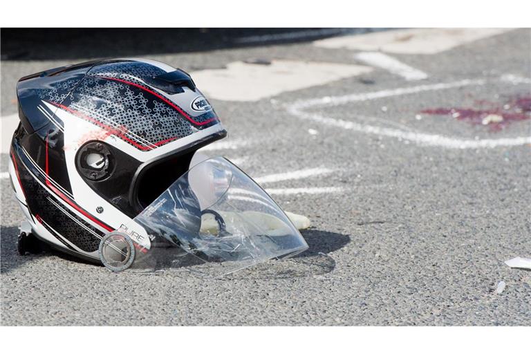 Ein Motorradfahrer hat sich bei einem Unfall lebensgefährlich verletzt (Symbolbild).