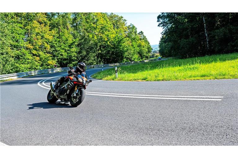 Ein Motorradfahrer wurde bei dem Unfall bei Ehingen schwer verletzt. (Symbolbild)
