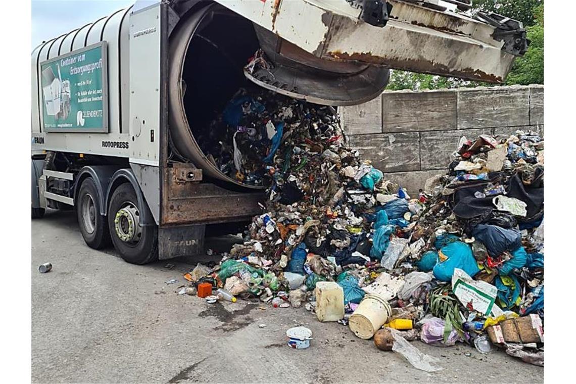 Gruselfund im Müll: Täuschend echt aussehender Silikonkopf Ein Müllwagen hat Hausmüll abgekippt. Ein täuschend echt aussehender Kopf in einem Müllberg hat in Gelsenkirchen für Erschrecken gesorgt. Foto: Polizei Gelsenkirchen/dpa