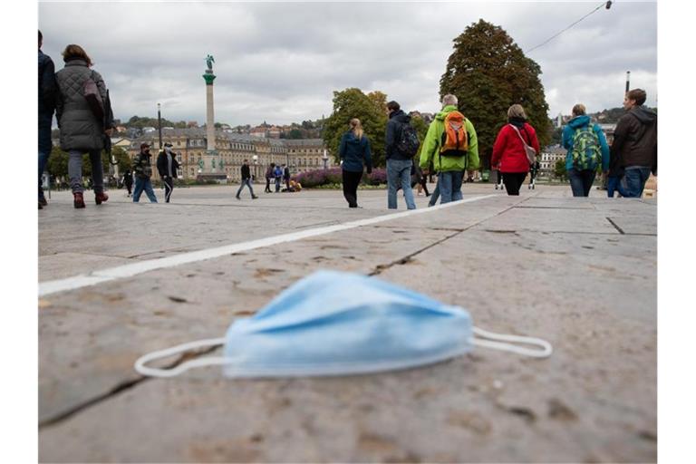 Ein Mund-Nasen-Schutz liegt auf dem Stuttgarter Schlossplatz auf dem Boden. Foto: Tom Weller/dpa/Archivbild