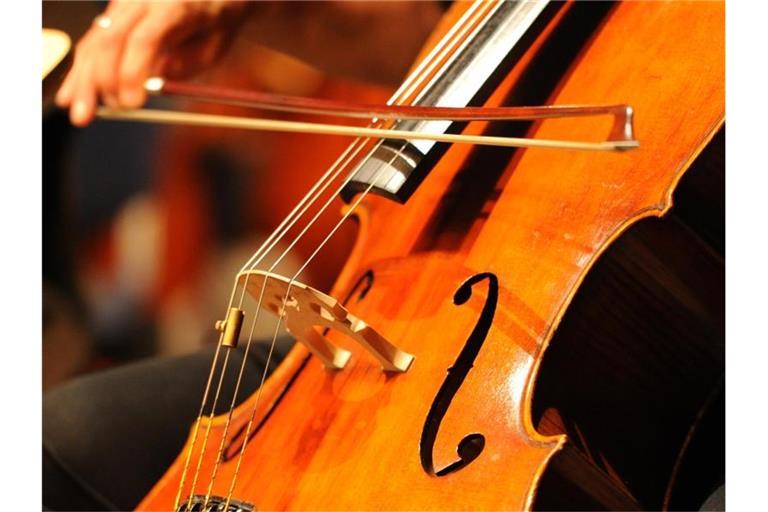 Ein Musiker spielt auf einem Cello. Foto: Jens Kalaene/dpa-Zentralbild/dpa/Symbolbild