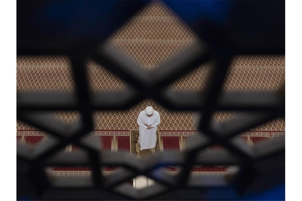 Ramadan: Geschlossene Moscheen und virtuelles Fastenbrechen Ein Muslim betet in der Nationalmoschee in Malaysia. Foto: Vincent Thian/AP/dpa