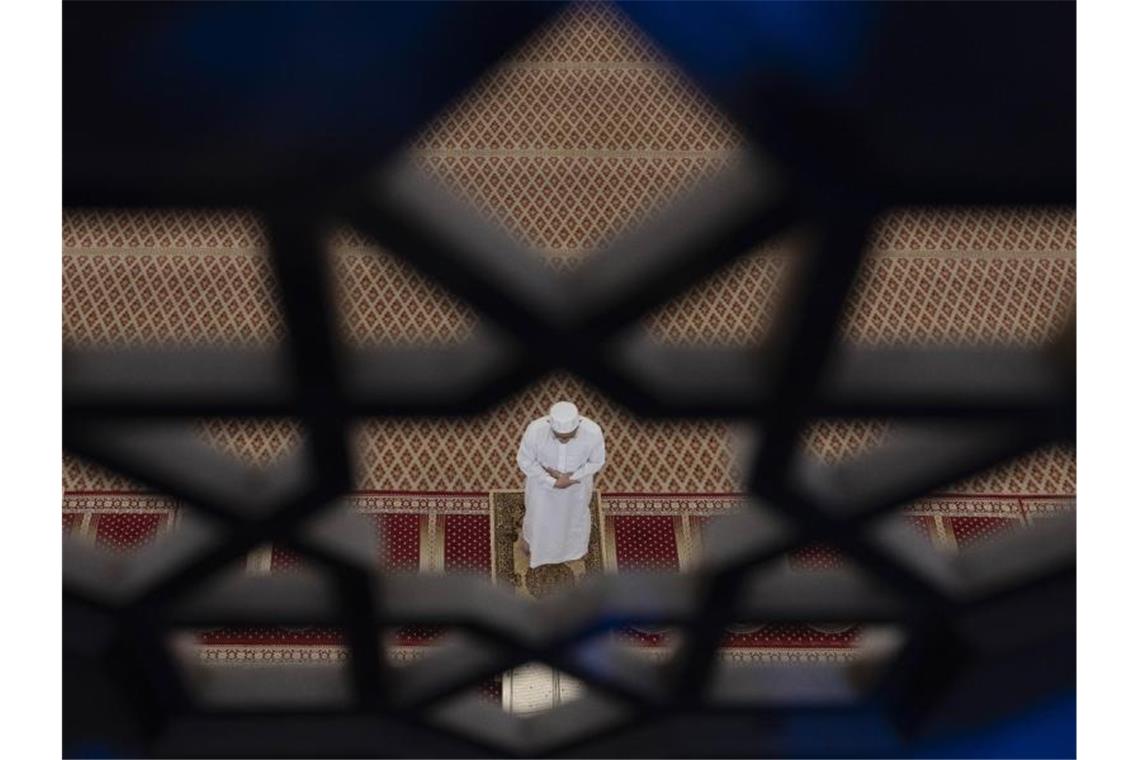 Ein Muslim betet in der Nationalmoschee in Malaysia. Foto: Vincent Thian/AP/dpa