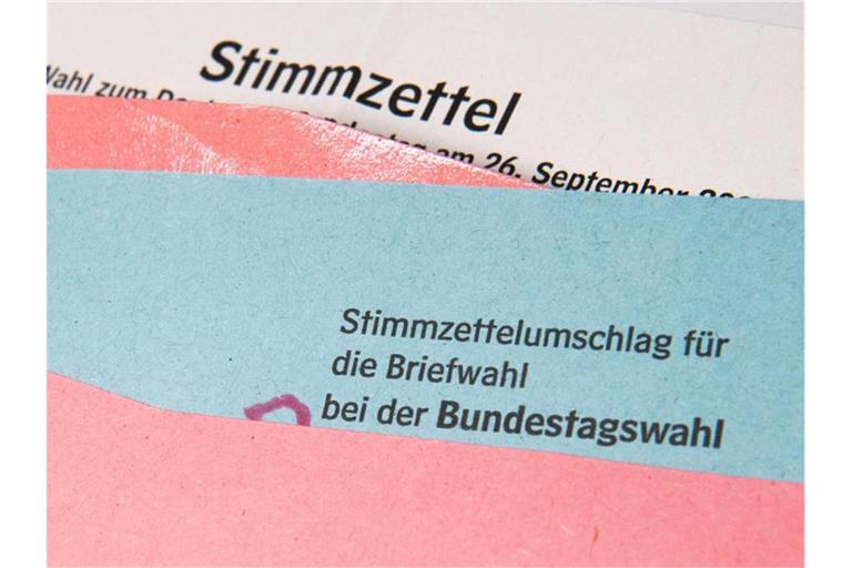 Ein Muster von einem Stimmzettelumschlag für die Briefwahl bei der Bundestagswahl 2021 liegt auf einem Tisch. Foto: Julian Stratenschulte/dpa