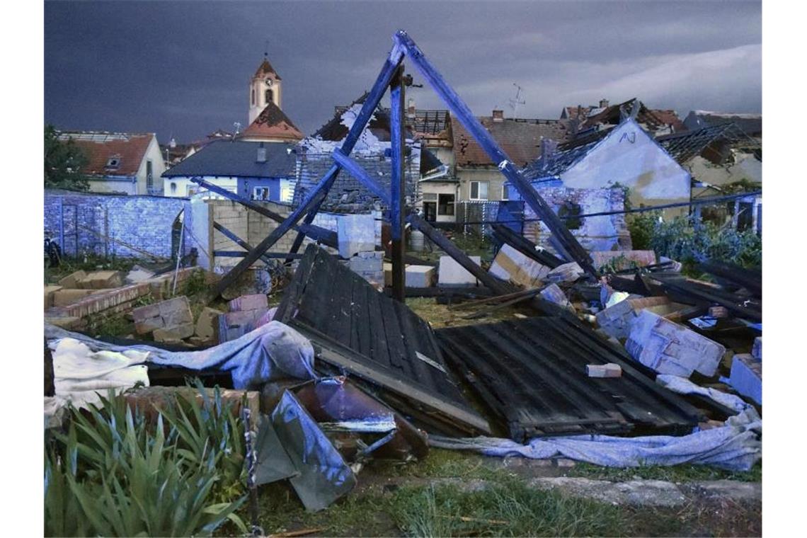 Ein mutmaßlicher Tornado hat eine Spur der Verwüstung hinterlassen. Foto: álek Václav/CTK/dpa
