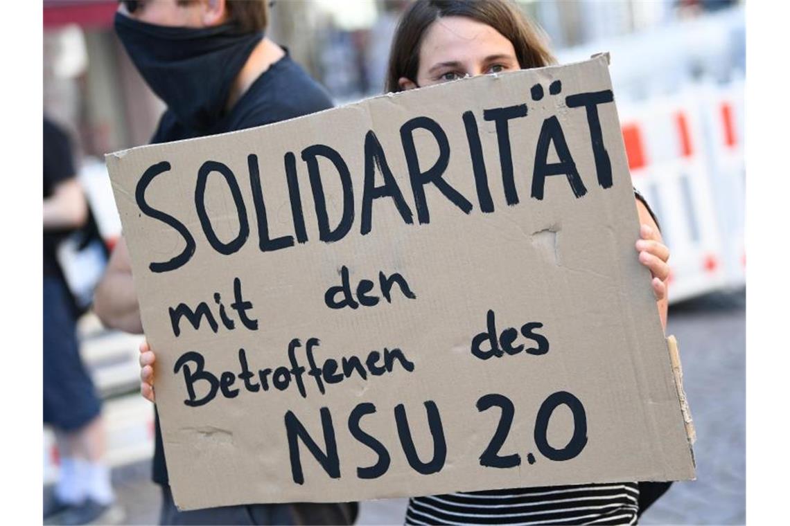 Festnahme im Fall „NSU 2.0“ - Viele Fragen noch offen Ein mutmaßlicher Verfasser von rechtsextremen Drohschreiben mit dem Absender „NSU 2.0“ ist in Berlin bei einer Wohnungsdurchsuchung festgenommen worden. Foto: Arne Dedert/dpa