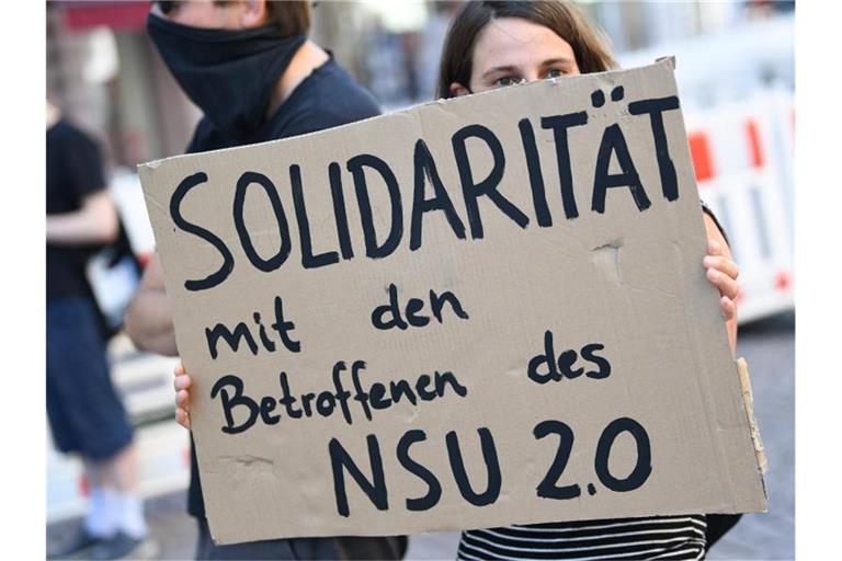 Ein mutmaßlicher Verfasser von rechtsextremen Drohschreiben mit dem Absender „NSU 2.0“ ist wegen illegalen Waffenbesitzes angeklagt worden. Foto: Arne Dedert/dpa