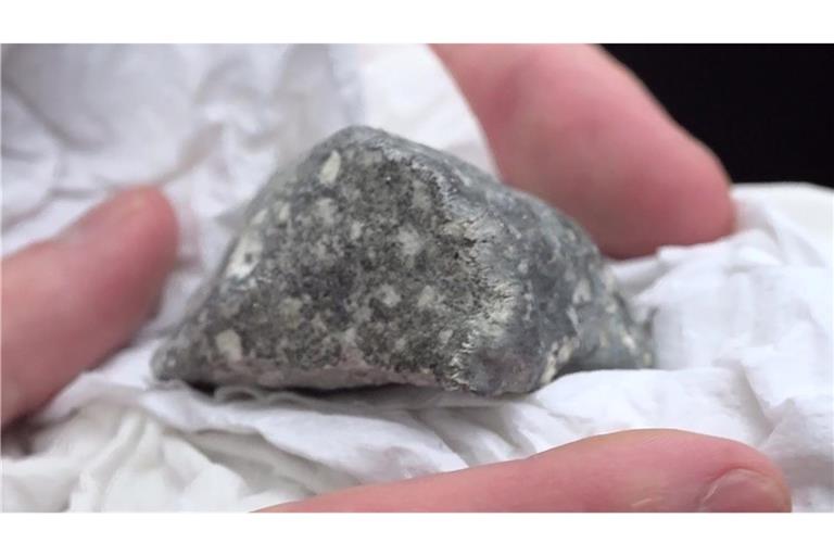 Ein mutmaßliches Meteoritenteil von Asteroid 2024 BX1: Das Bruchstück wurde von vier polnischen Meteoriten-Suchern auf einem Feld bei Ribbeck, einem Ortsteil der Stadt Nauen im Landkreis Havelland in Brandenburg, gefunden.Es stammt höchstwahrscheinlich von dem über Brandenburg niedergegangenen Asteroiden.