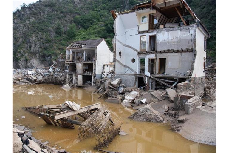 Ein nach der Hochwasserkatastrophe völlig zerstörtes Haus im rheinland-pfälzischen Mayschoß. Foto: Boris Roessler/dpa