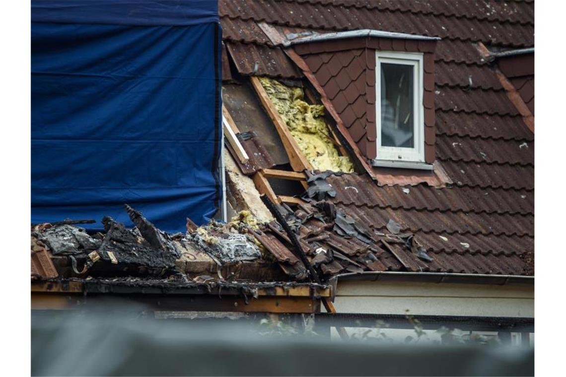Leiche in zerstörtem Haus gefunden - Verdacht auf Totschlag Ein nach einer Explosion zerstörtes Reihenendhaus in Schlewsig-Holstein. In dem Haus hat die Polizei eine Leiche gefunden. Foto: Gregor Fischer/dpa