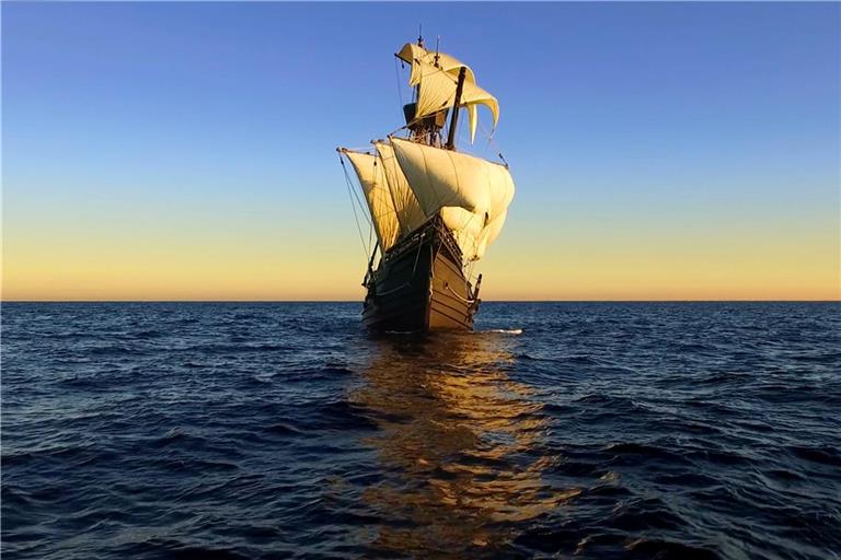 Ein Nachbau des Flaggschiffs "Victoria" des spanischen Seefahrers Ferdinand Magellan auf hoher See.