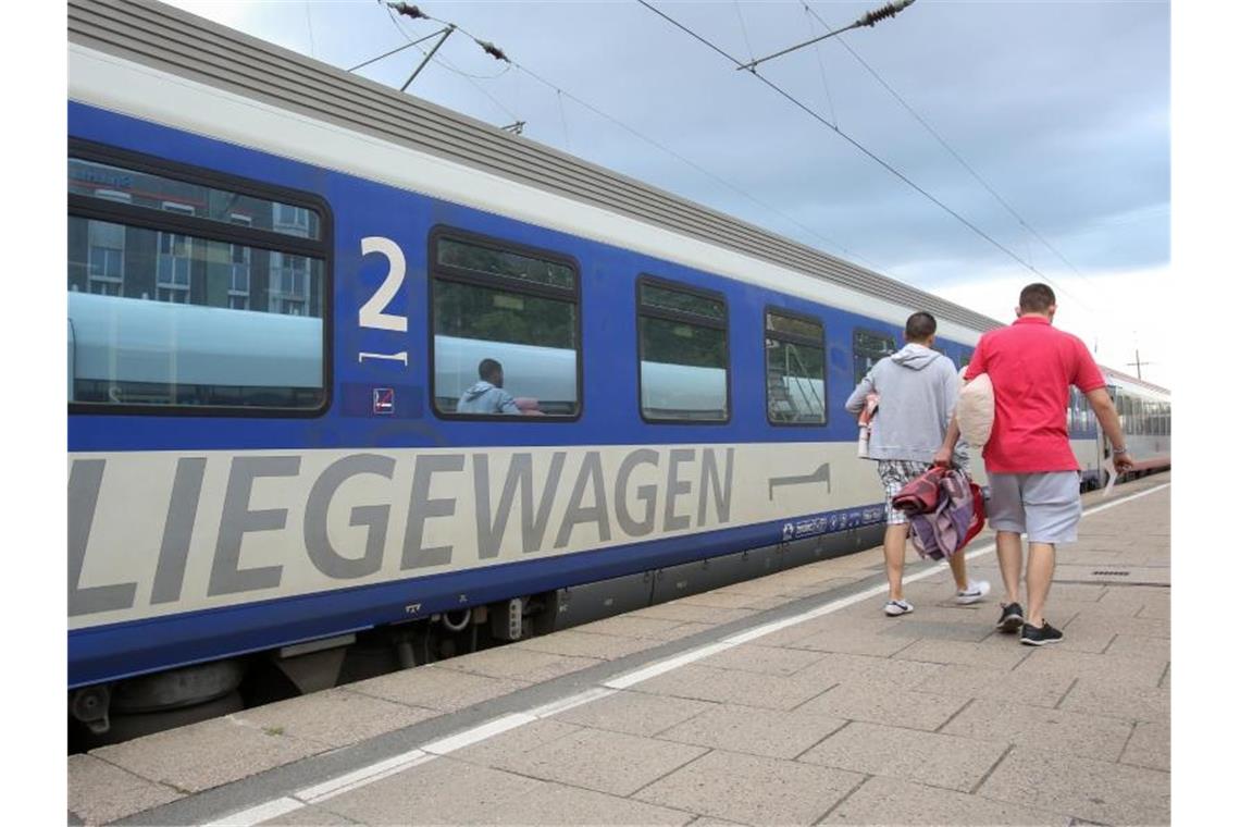 Ein Nachtzug der ÖBB (Österreichische Bundesbahnen) steht im Bahnhof Hamburg-Altona kurz vor der Abfahrt nach Wien. Foto: Bodo Marks/dpa