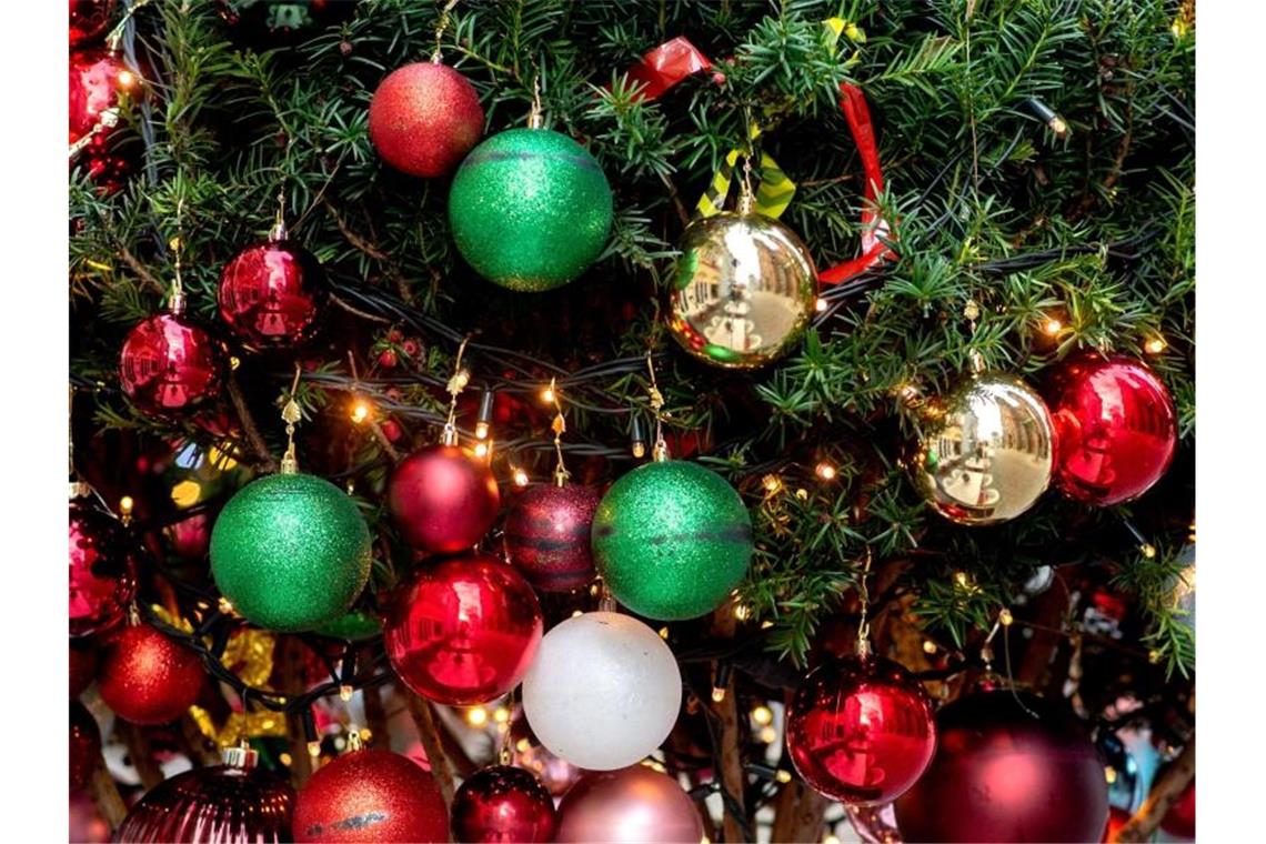 Ein Nadelbaum ist weihnachtlich geschmückt. Foto: Hauke-Christian Dittrich/dpa/Symbolbild