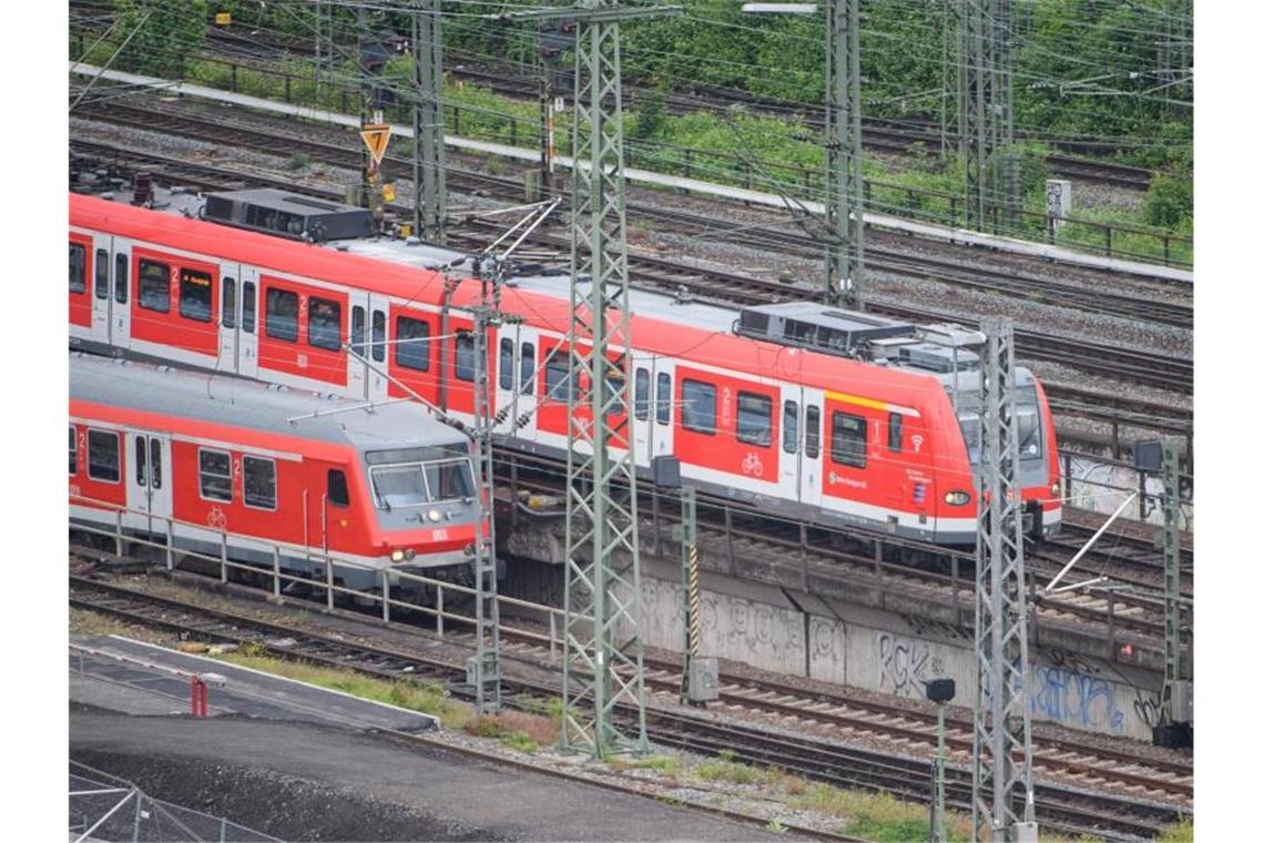 Ein Nahverkehrszug der DB Regio (vorne) sowie eine S-Bahn (hinten) fahren Richtung Hauptbahnhof. Foto: Sebastian Gollnow/dpa/Archivbild