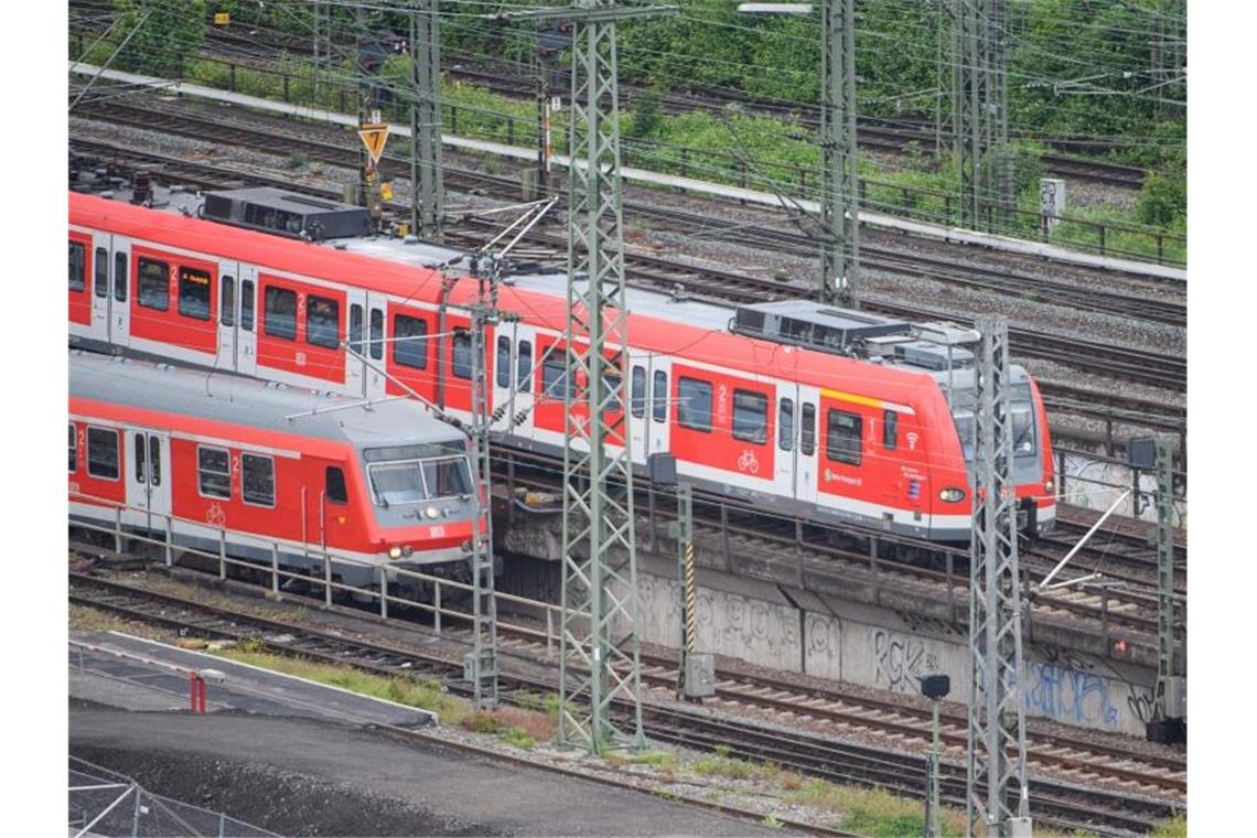 Bauarbeiten schränken Regionalverkehr ein Ein Nahverkehrszug der DB Regio (vorne) sowie eine S-Bahn (hinten) fahren Richtung Hauptbahnhof. Foto: Sebastian Gollnow/dpa/Archivbild