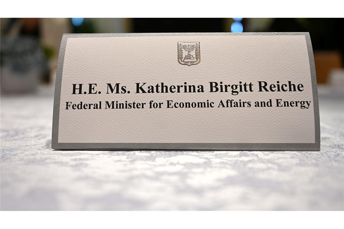 Ein Namensschild kündigt Wirtschaftsministerin Reiche in Israel an