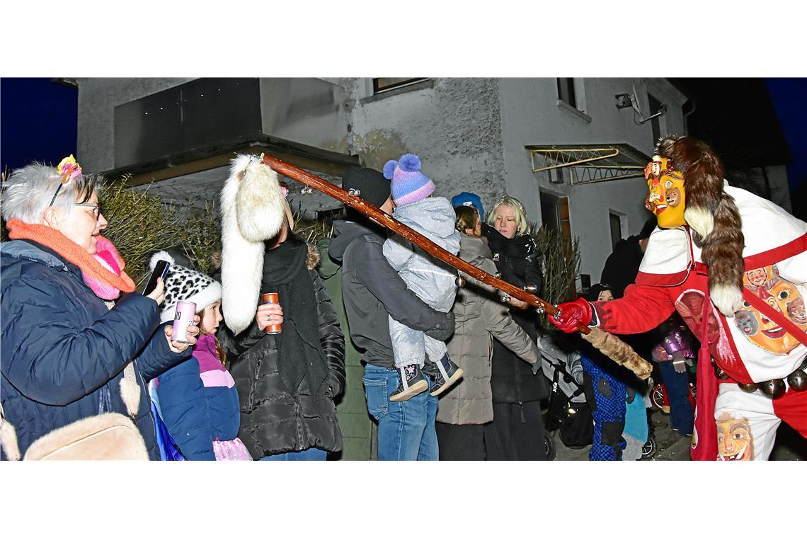 Ein Narr aus Neuhausen. Nachtumzug der Schbiallomba-Schlotzer in Auenwald. Der U...