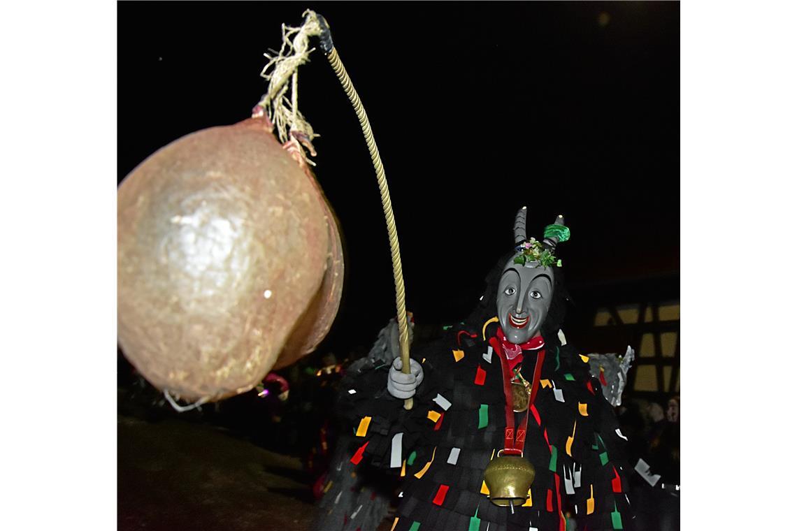 Ein Narr der Bocknarrenzuft Boxberg. Nachtumzug der Schbiallomba-Schlotzer in Au...