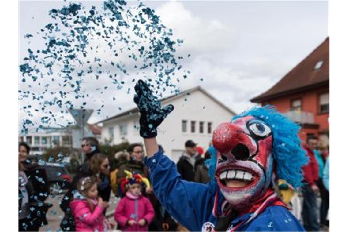Narren starten schwäbisch-alemannische Fastnacht Ein Narr wift beim Umzug der Bauernfastnacht Konfetti. Foto: picture alliance / Patrick Seeger/dpa/Archivbild